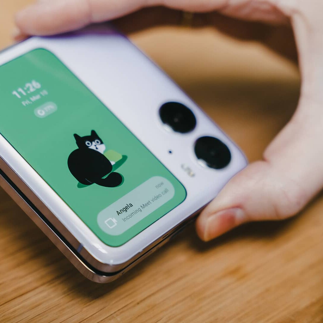 Detail on women's hand holding a device